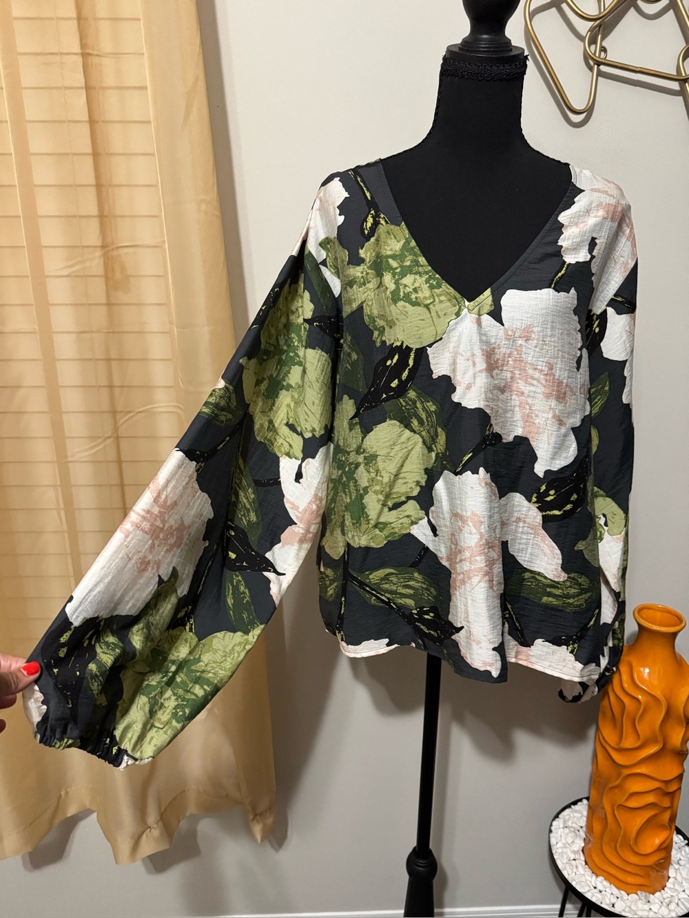 Ann Taylor Black Floral V-Neck Balloon Sleeve Blouse NWT